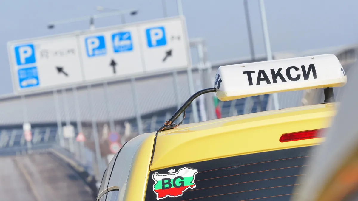 Удължиха срока за обозначаване на цените на таксиметровите услуги в лева и евро до 30 октомври
