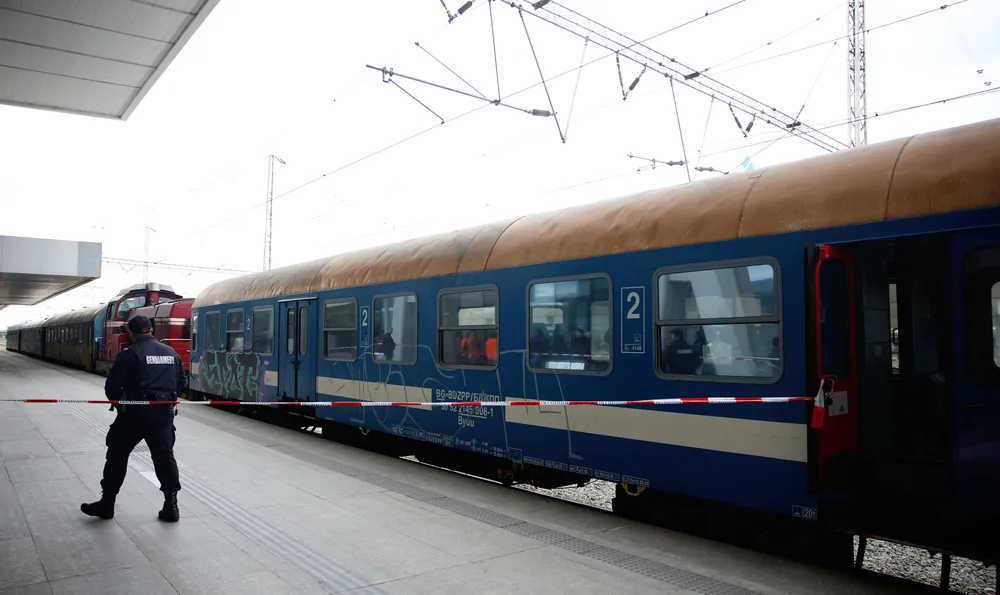 Удар между пътнически влак и локомотив в София прати четирима души в болници