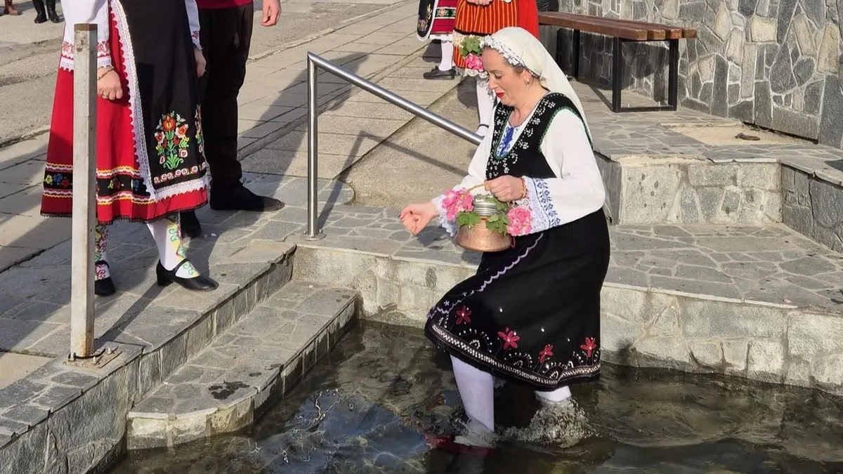 В Сушица изкъпаха и булките, и кмета Кабаиванов, в Кошарица - зетьовете