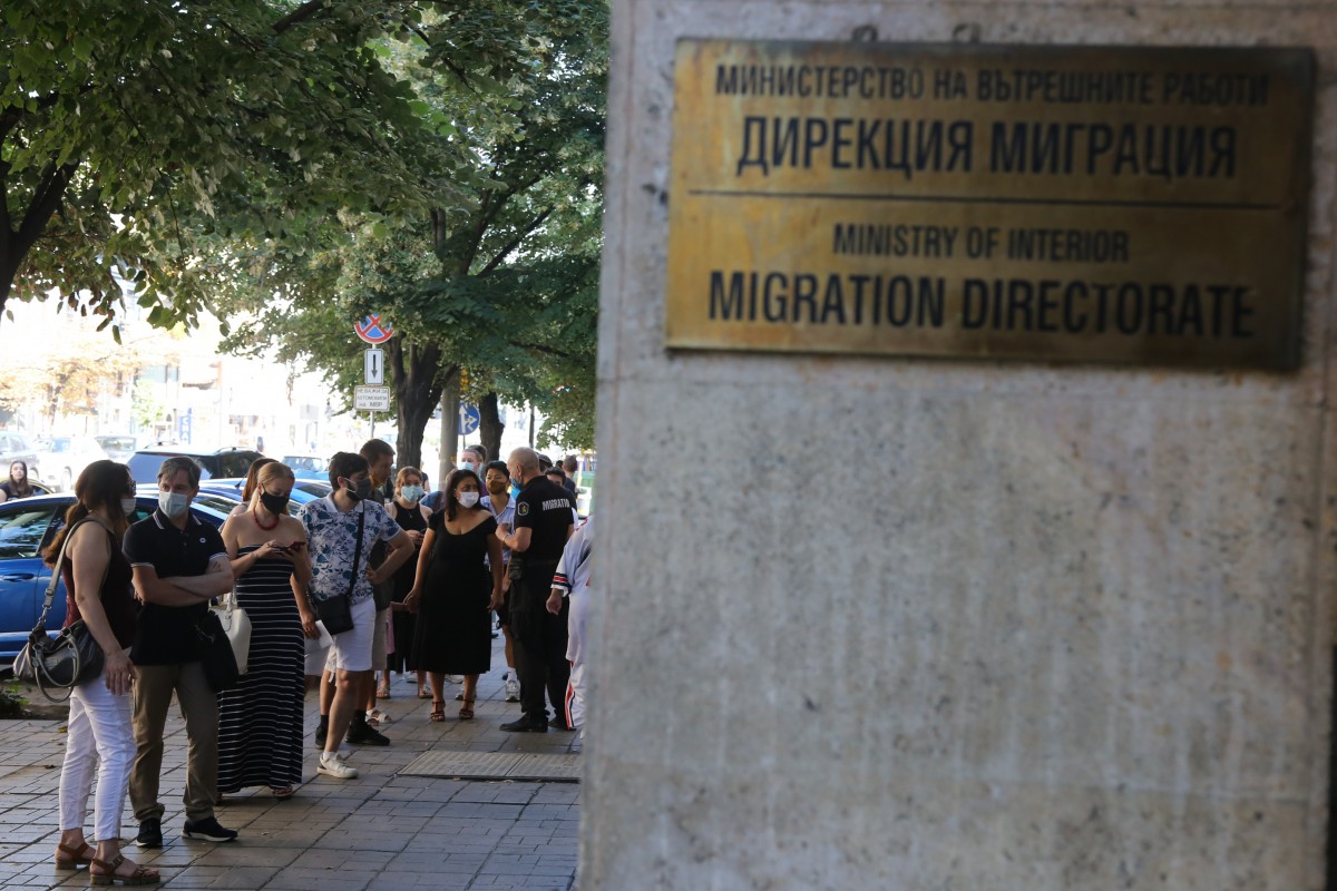 В жегата: Дълги опашки за смяна на лични документи