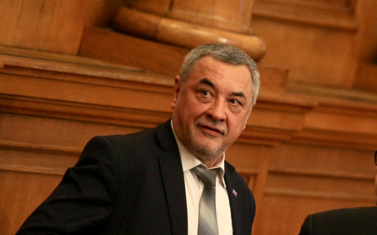 Валери Симеонов: Правителството остава, премиерът също