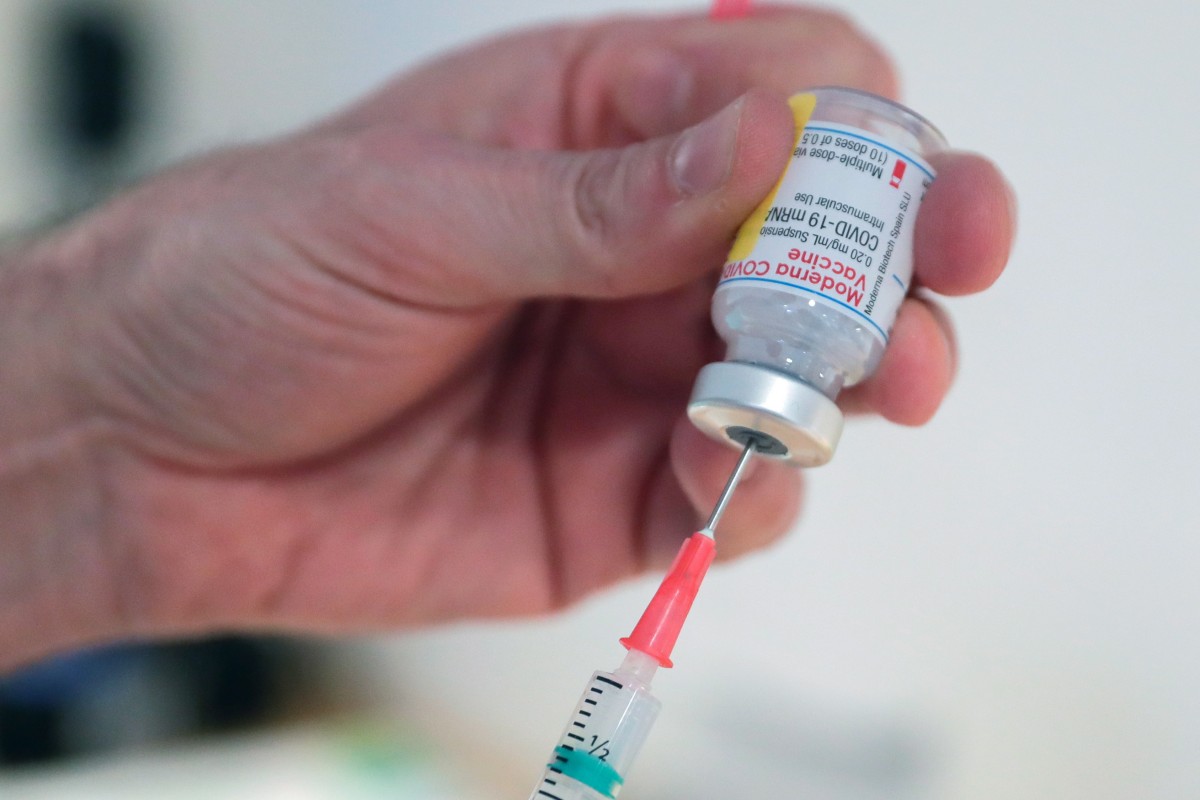 Вариантите на COVID-19 ще изискват ежегодна ваксинация