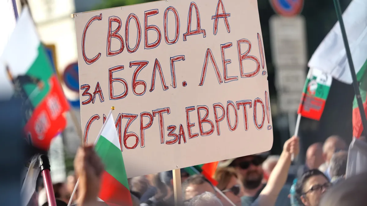 "Възраждане" блокира центъра на София заради еврото