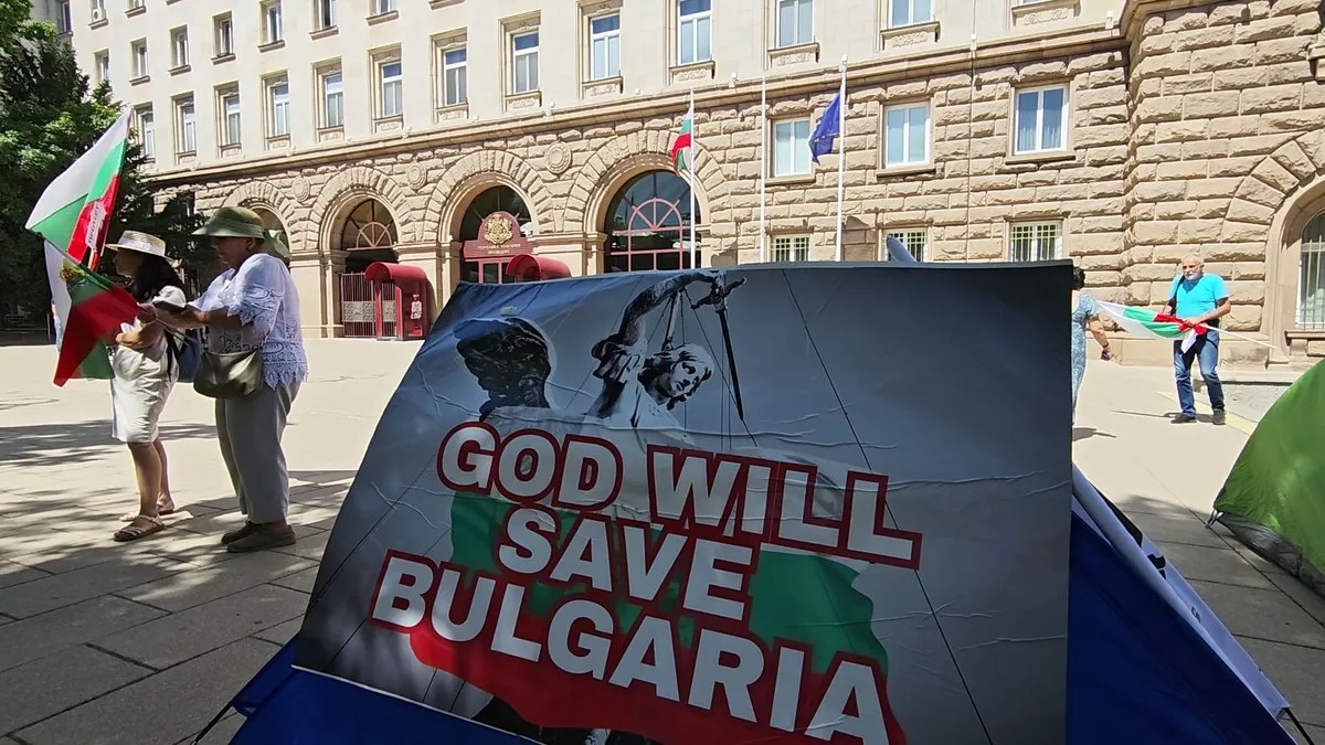 "Възраждане" протестира с палатков лагер и лозунги на английски срещу еврото