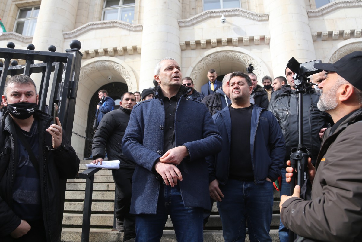 Съдът решава дали да заличи партия „Възраждане“ до месец