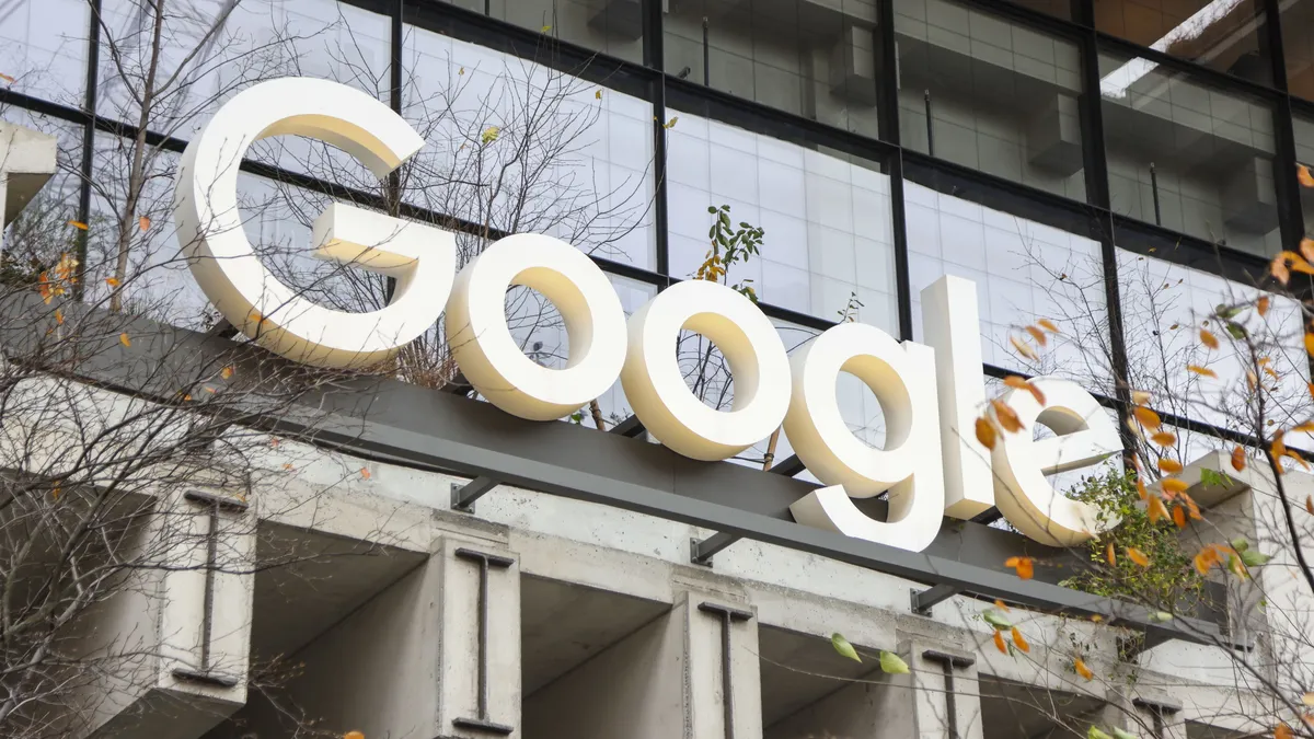 Великобритания разследва господстващото положение на търсачката Google