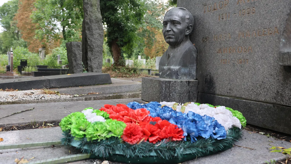 Венец с руското знаме на гроба на диктатора Живков