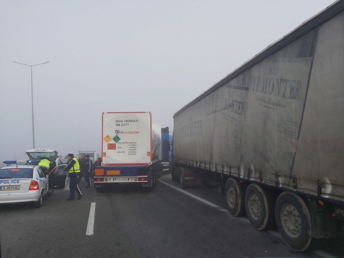 Верижна катастрофа с 10 автомобила край Сандански, има ранени
