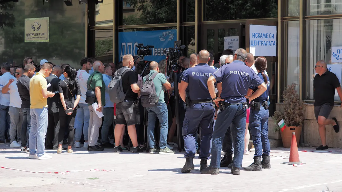 Верните на Доган в ДПС влязоха в централата, кабинетът на почетния председател е изтърбушен