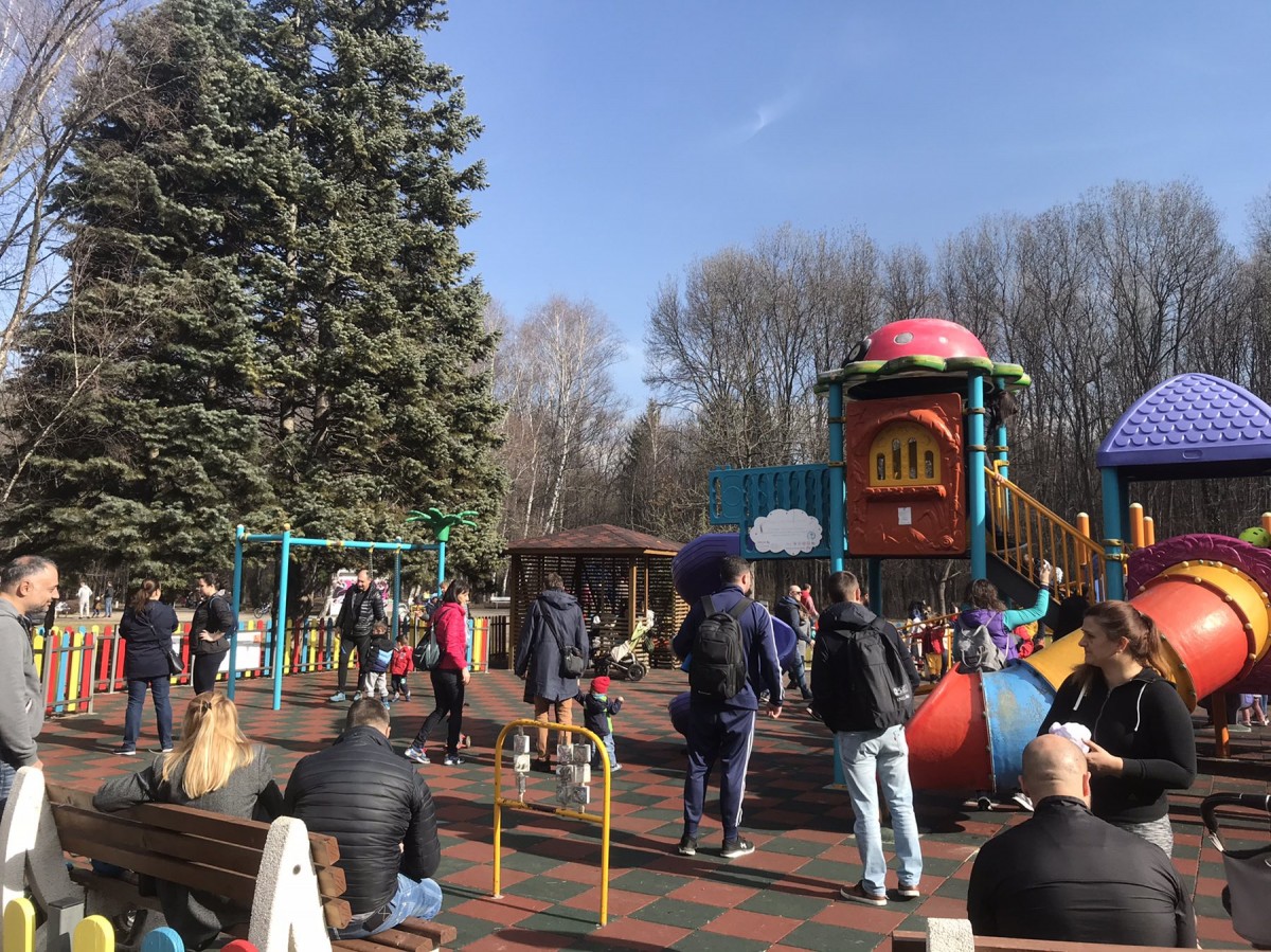 Топлото време изкара хората в парковете
