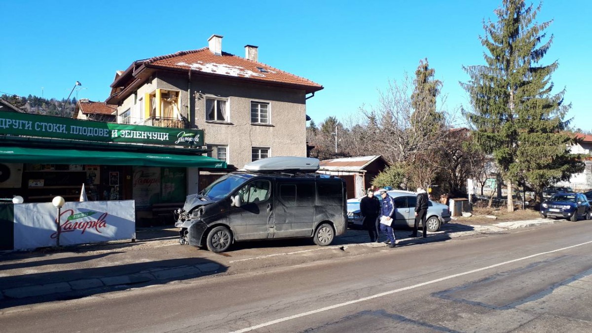 Микробус с деца и кола се удариха в района на Кокаляне (СНИМКИ)