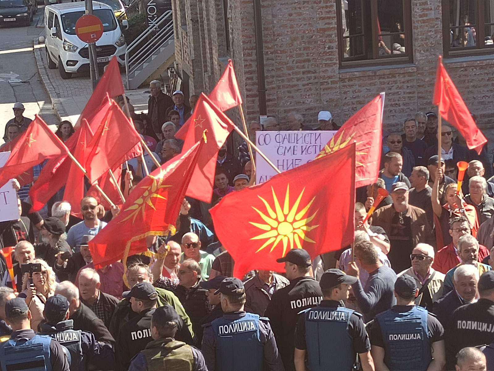 "Татари и фашисти" скандират преди откриването на българския клуб в Охрид