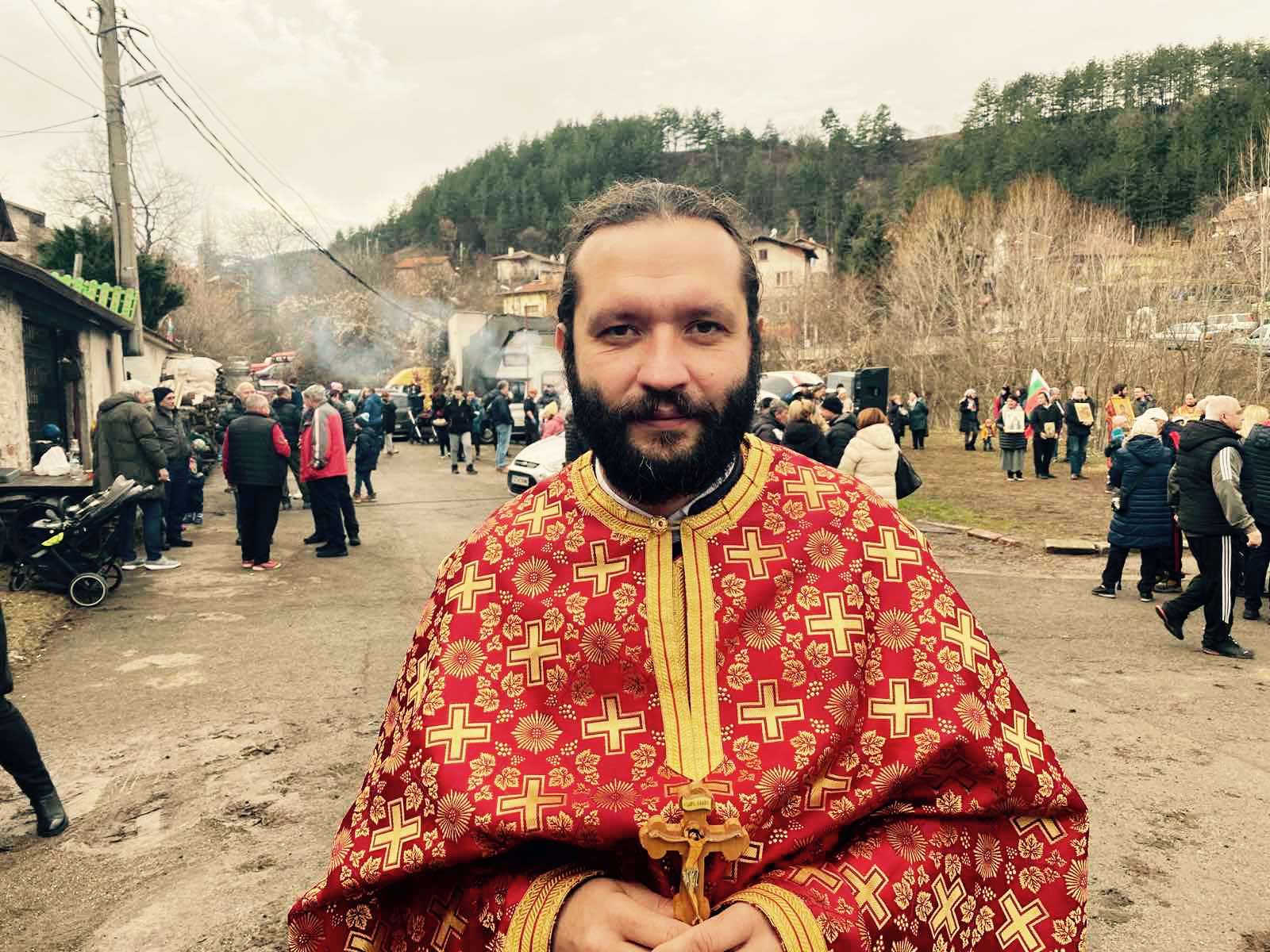 Просветеният отец, който се учи от децата на Панчарево