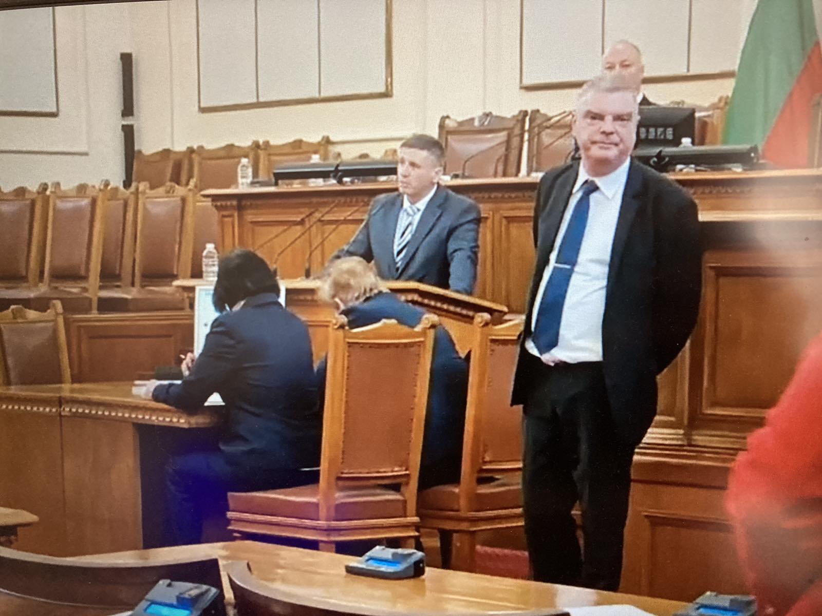 Скандал в парламента: Депутатите от БСП излъчват закритото заседание през телефоните си
