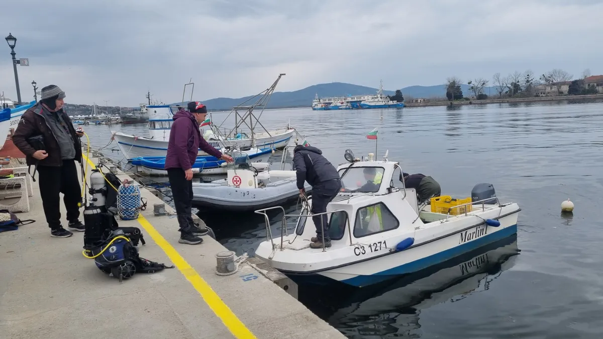 Водолази от Созопол и Варна чистиха Созополския залив