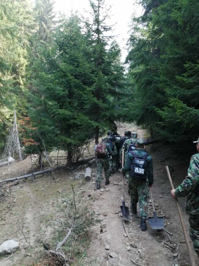 Военни и хеликоптер втори ден гасят пожара в природен парк „Рила“