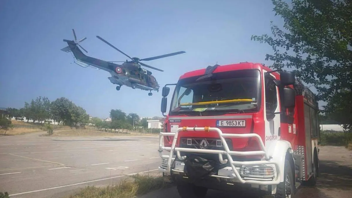Военният Ми-17 помага за гасенето на пожара в Рила
