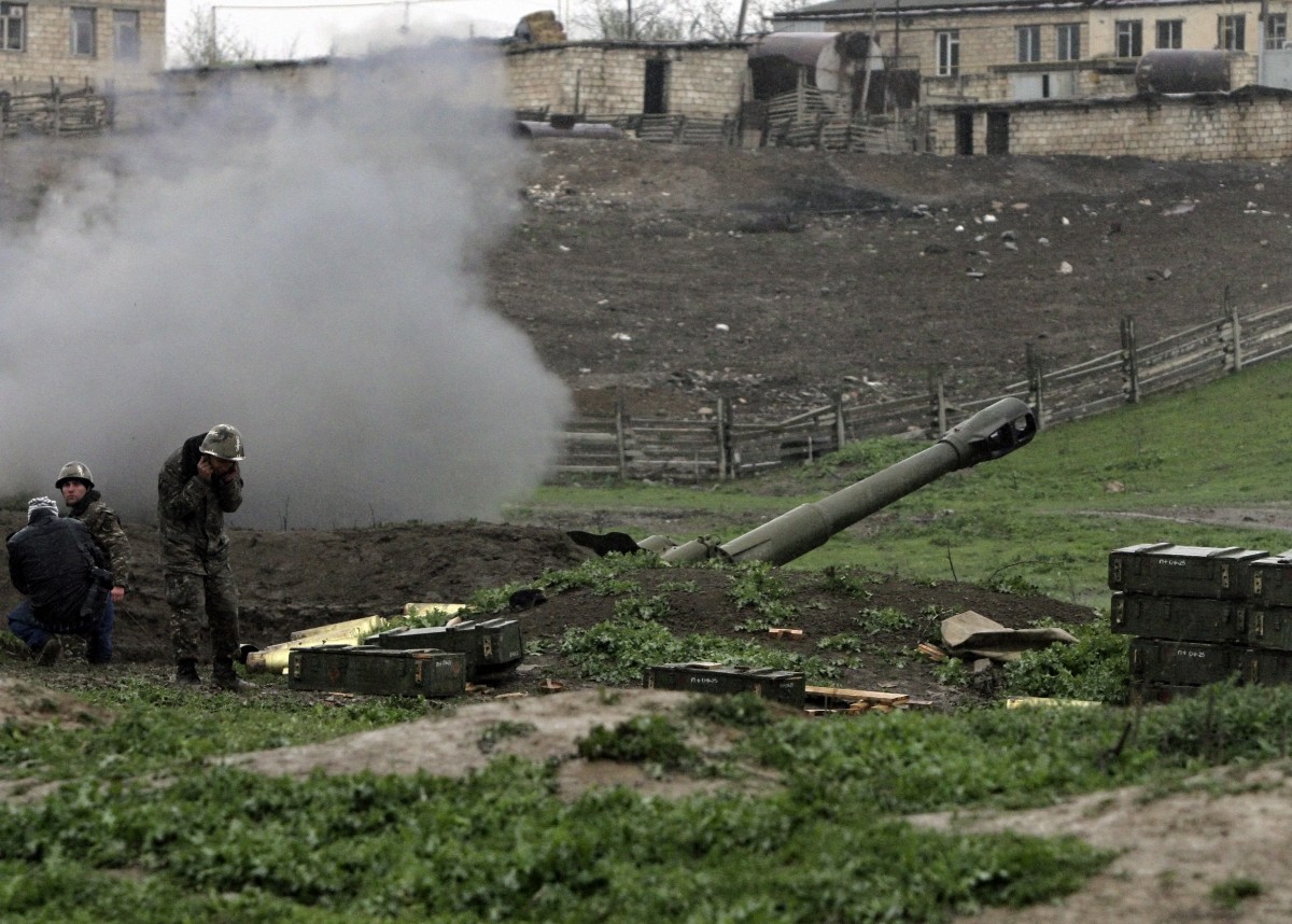 Военно положение в Армения, конфликтът в Нагорни Карабах ескалира