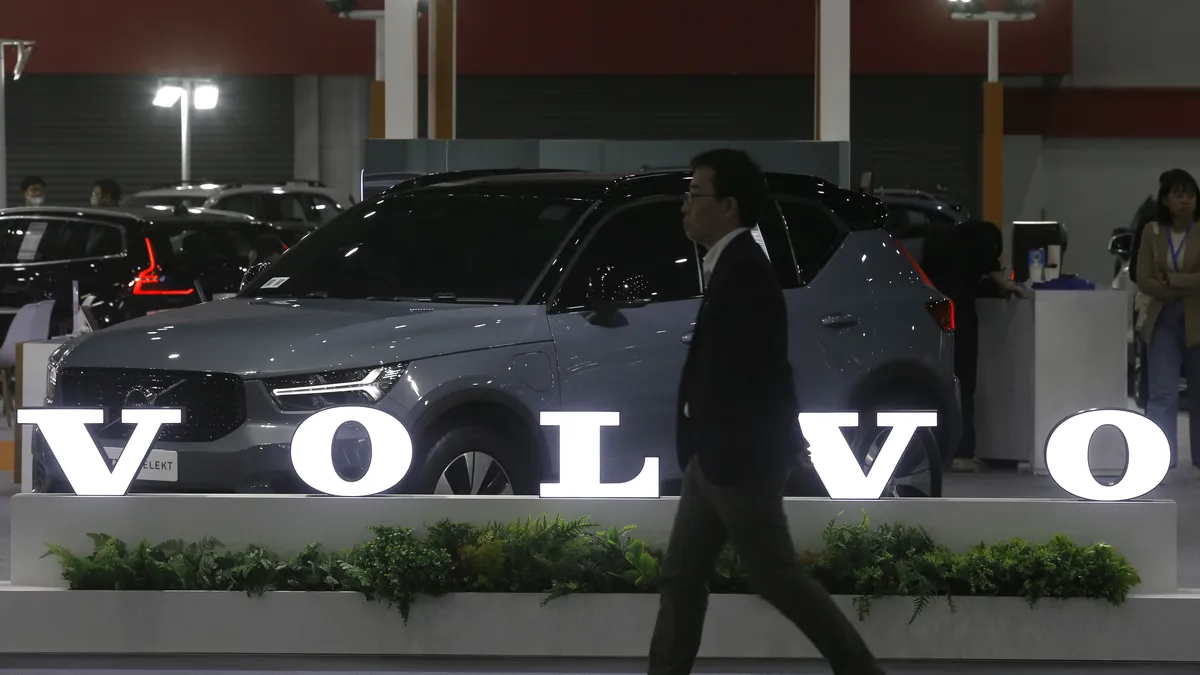 Volvo отчете 11% спад в продажбите на автомобили през април