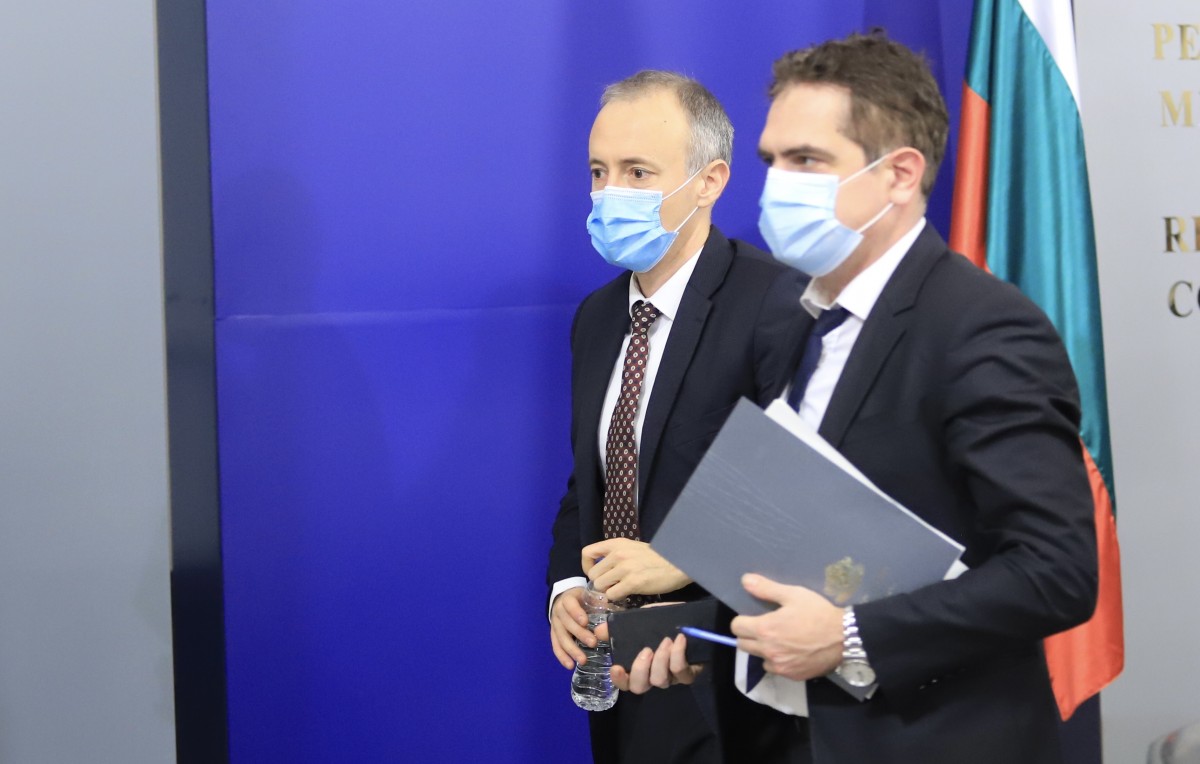 Впрягат МВР, пожарна, РЗИ, БАБХ и КЗП в спазването на мерките в магазините