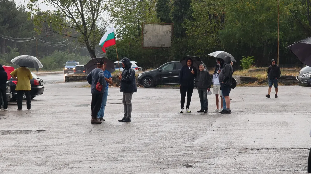 Вял протест на "Възраждане" чака Урсула фон дер Лайен пред ВМЗ-Сопот