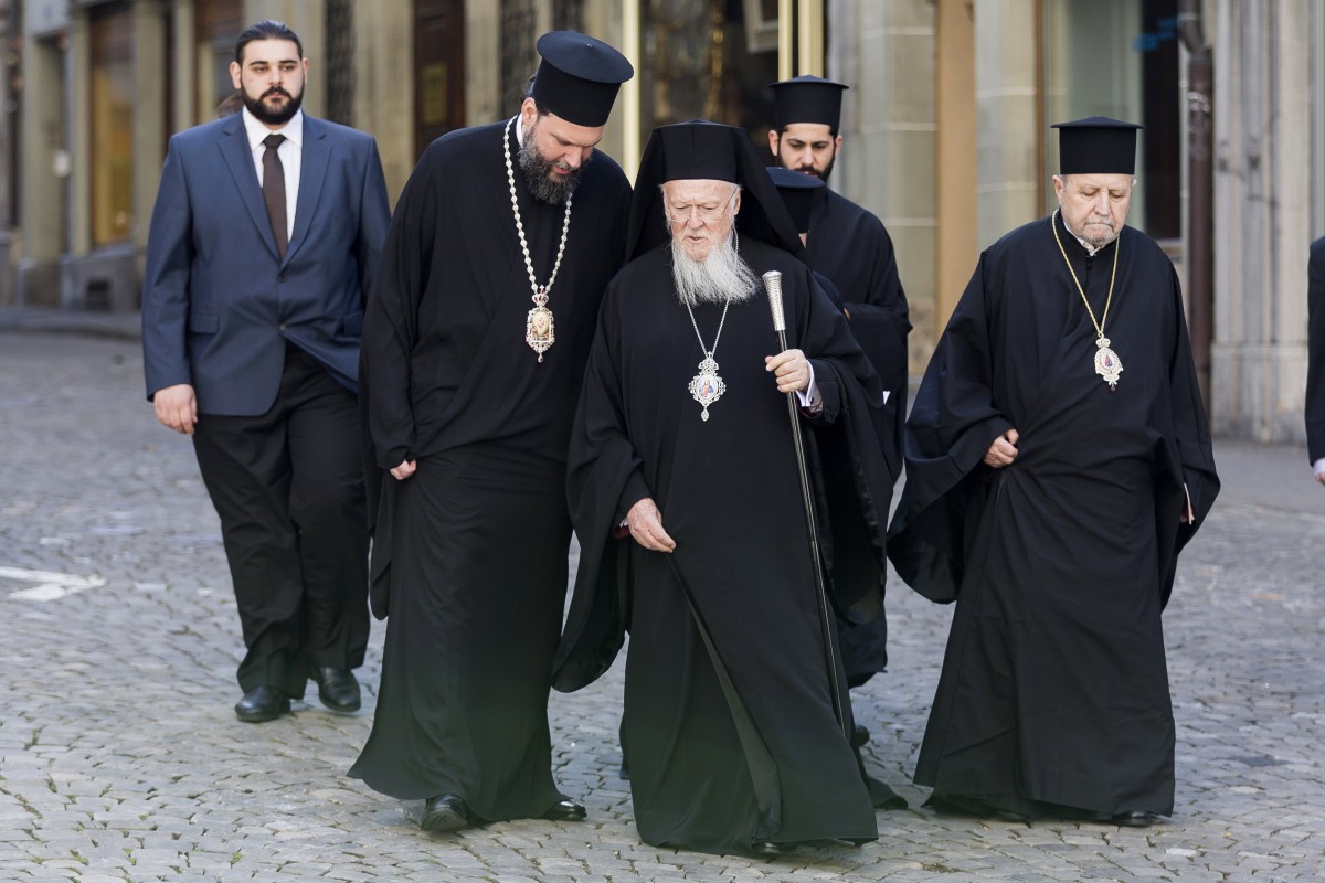 Вселенската патриаршия спира церемонии и служби
