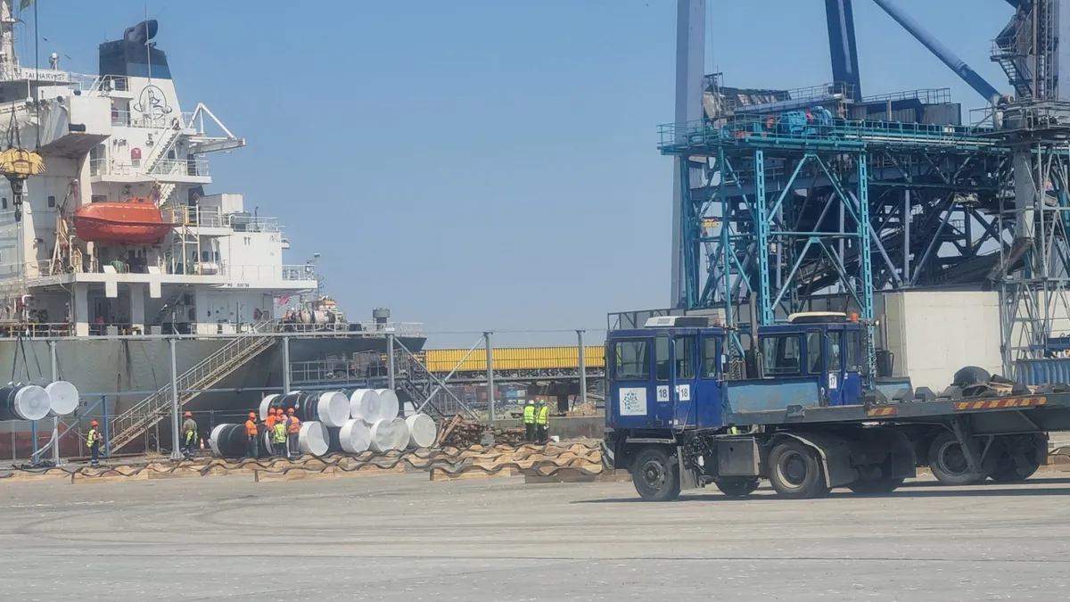 Втори кораб с тръби за Вертикалния газов коридор акостира в Бургас 