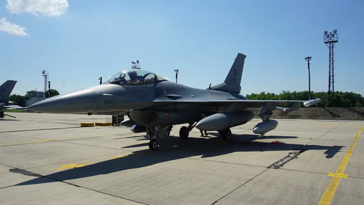 Вторият български изтребител F-16 Block 70 кацна в авиобаза „Граф Игнатиево“