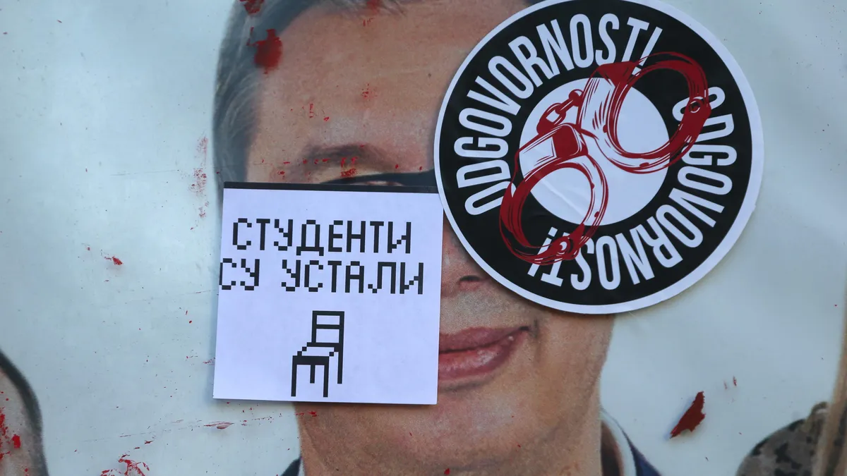 Вучич глобява с 5 000 динара за 16 минути протестно мълчание