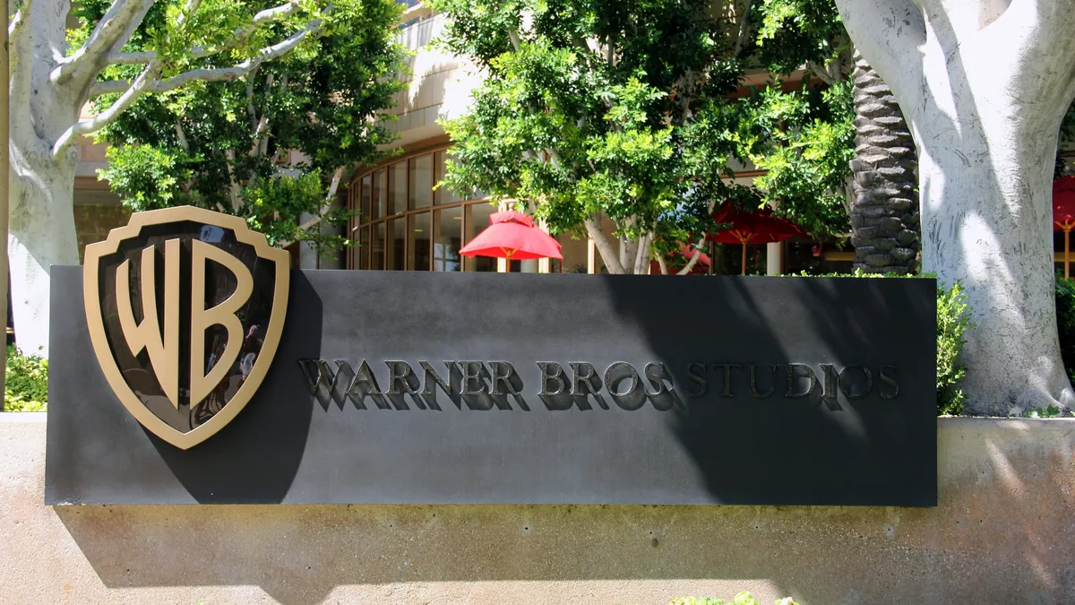 Warner Bros отложи премиерата на филм с Райън Рейнолдс и Джейсън Момоа за 2026 г. 