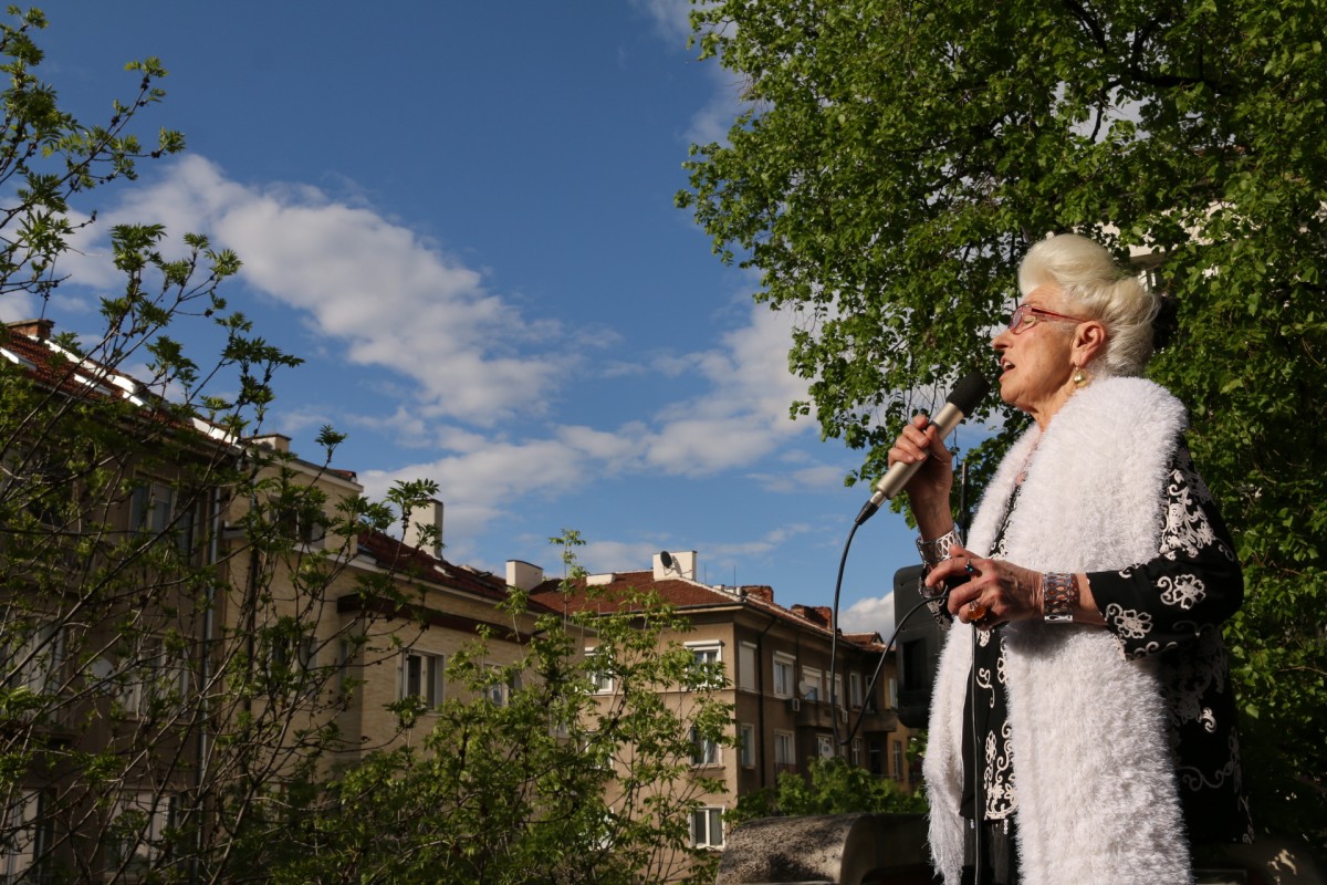 Янка Рупкина пя от покрива на Червената къща за медиците, пожарникарите и полицаите