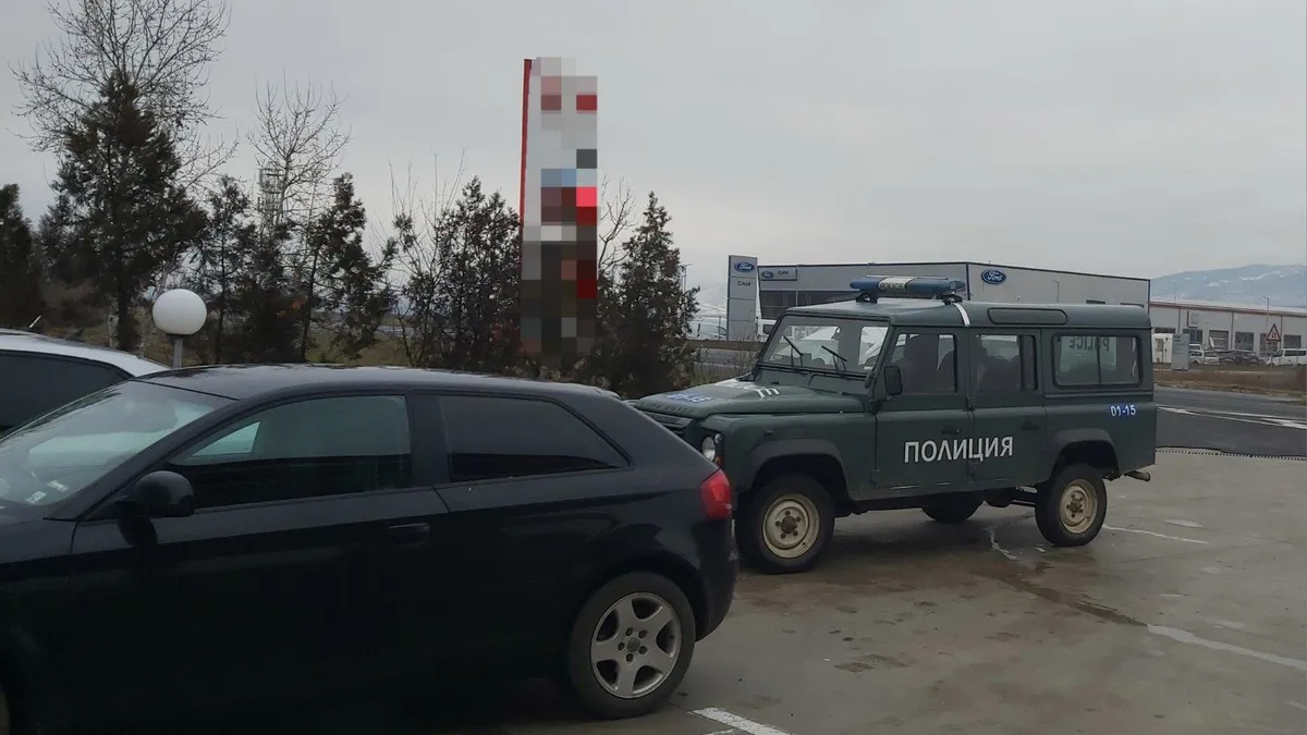 Задържаха мъж от Бургас за кражба на Мерцедес, друг е закопчан за надиране боята на 4 автомобила без причина
