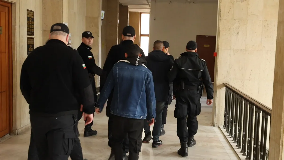 Задържаха нелегални мигранти на един от булевардите в Бургас след гонка