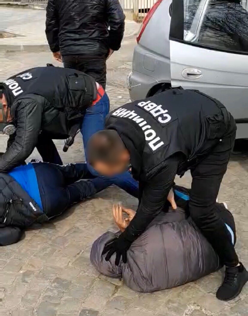 Задържаха осем души, търгували незаконно с кръв и кръвни съставки