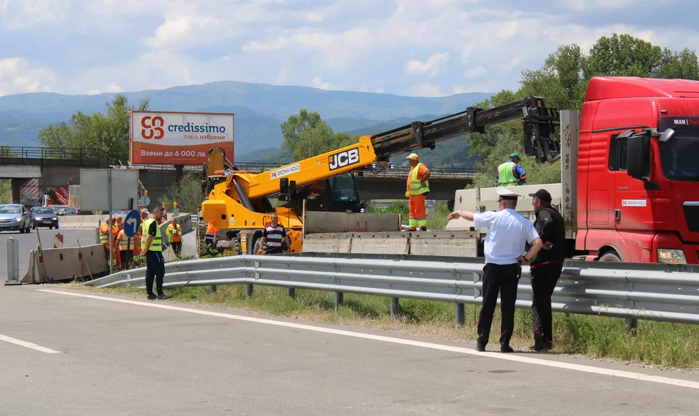 Задръстване на Е-79 край Симитли, АПИ закъснява с новата организация на трафика 