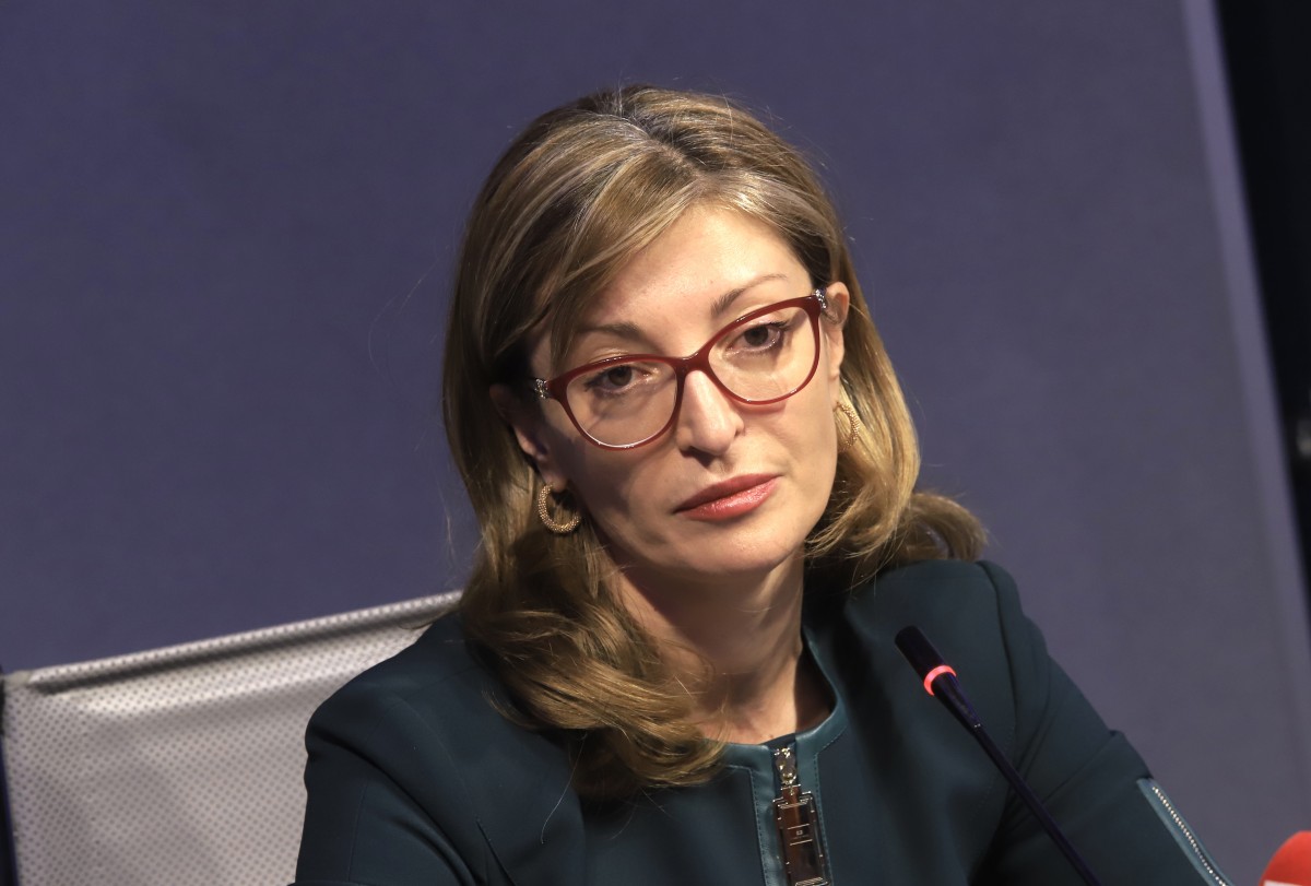 Захариева: Медиите работят под натиска не само на фалшивите новини, но и на различни режими
