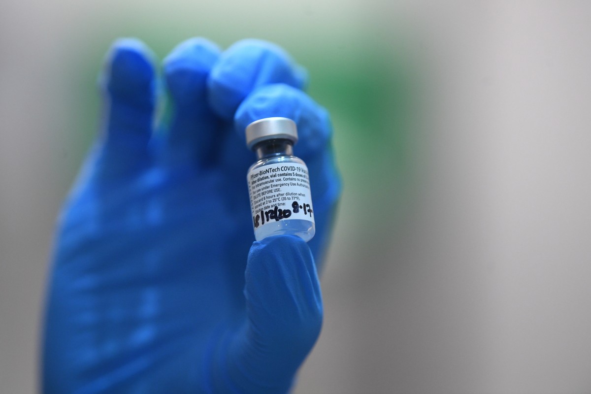 Започва ваксинирането срещу COVID-19, първи е здравният министър