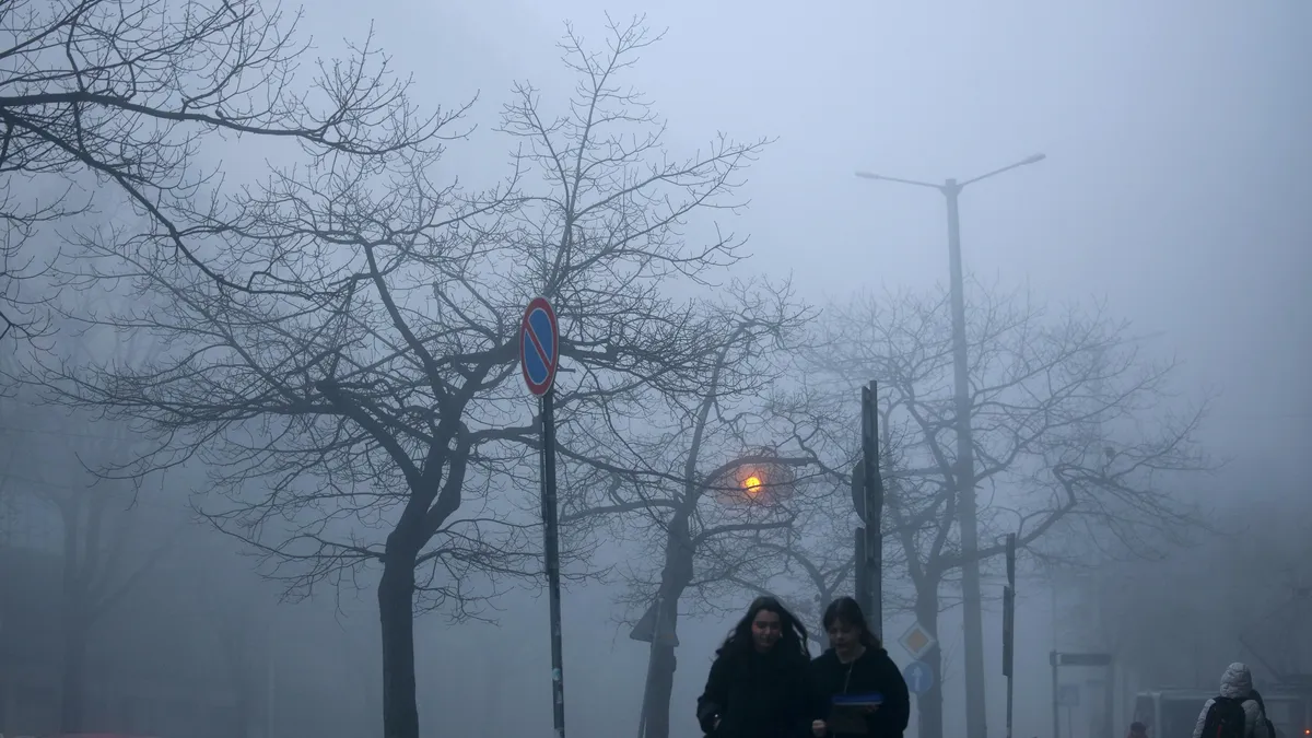 Започват валежи на места, а температурите ще се понижават в понеделник