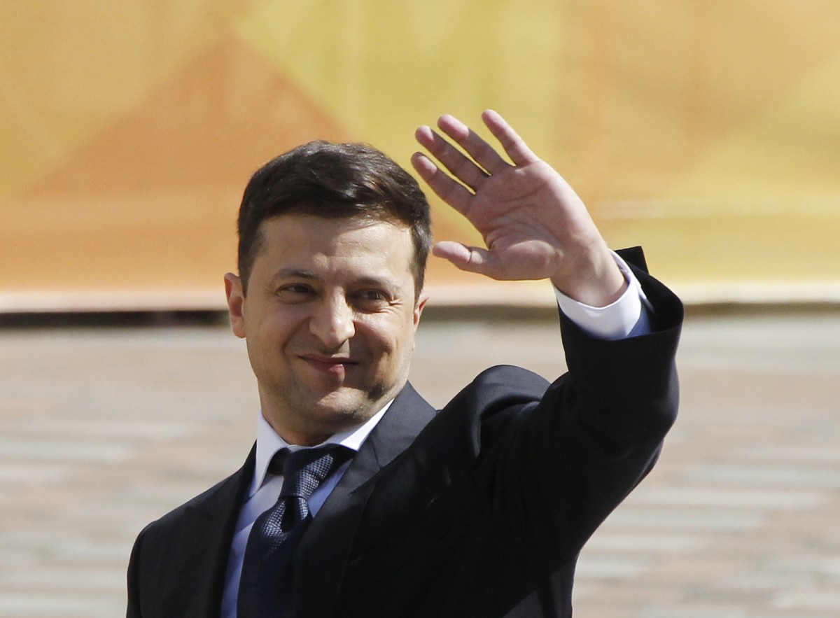 Зеленски встъпи в длъжност и разпусна украинския парламент