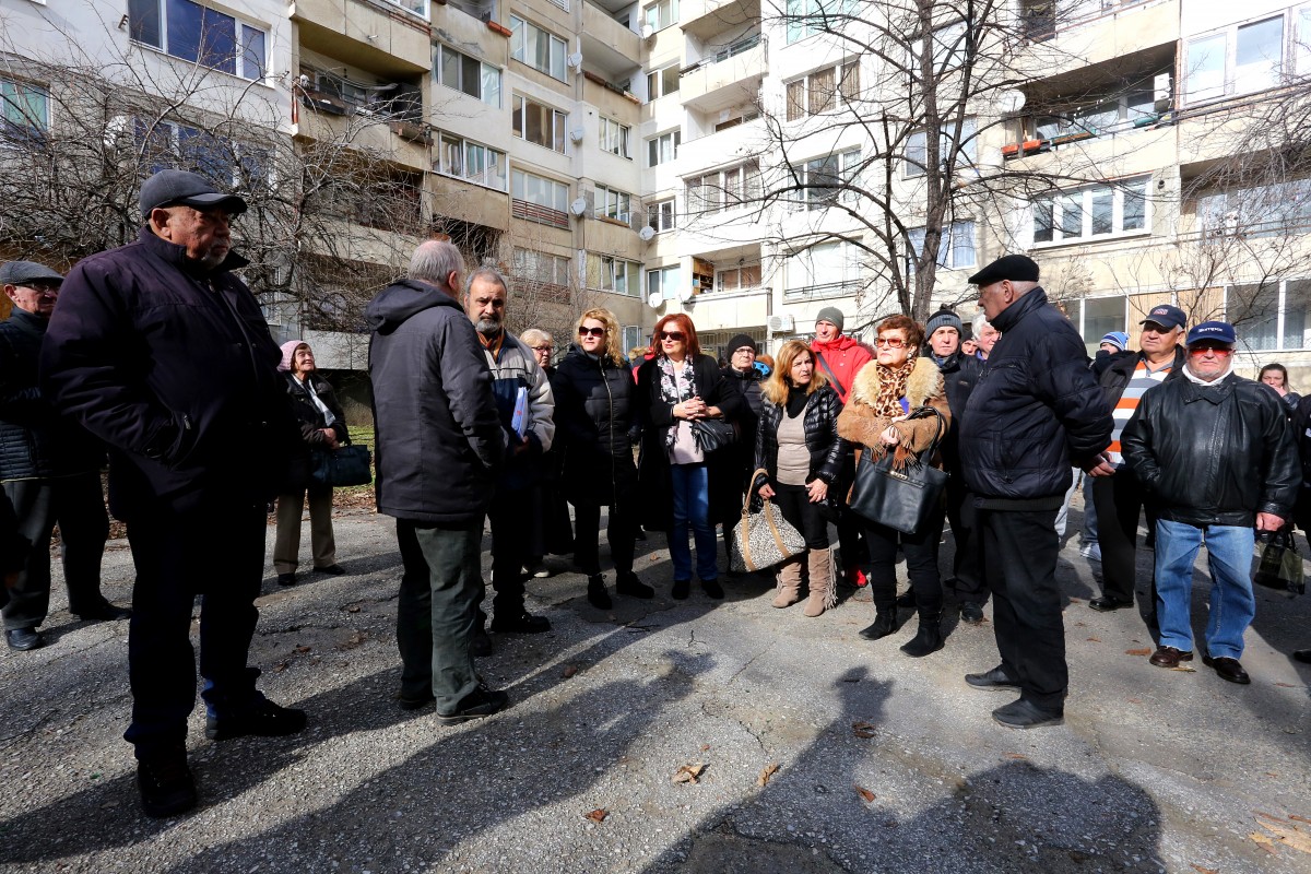 Жители от „Младост“ на протест срещу кмета, пета година чакат саниране