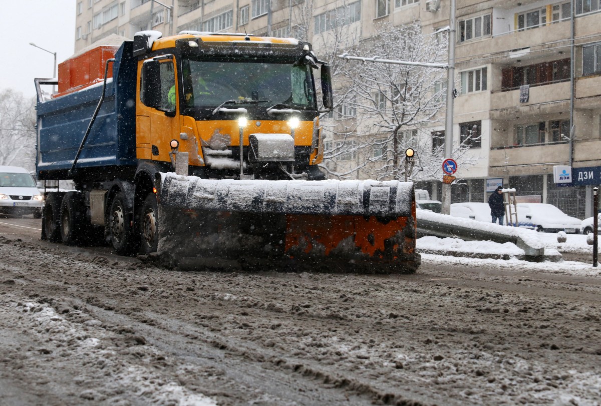 Зима по пътищата, на много места е опасно