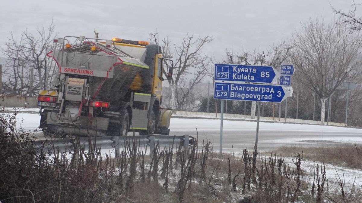 Зимата се завърна в Благоевград, вали ситен сняг и духа вятър