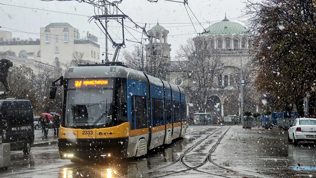 Значителни валежи в Югозападна България, температурите до 13 градуса в понеделник